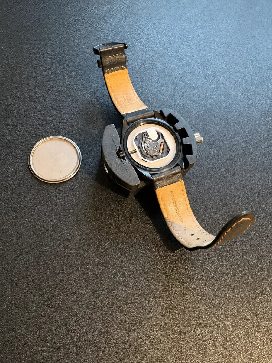 Batteriewechsel an einer Armbanduhr beim Uhrenservice Rabenau, geöffnetes Uhrwerk mit neuer Batterie
